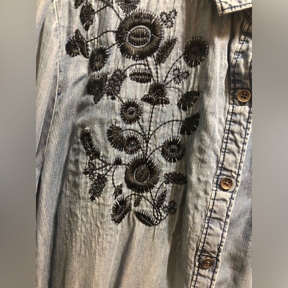 Jordache Vintage Blue Shirt with embroidery - Picture 3 of 4